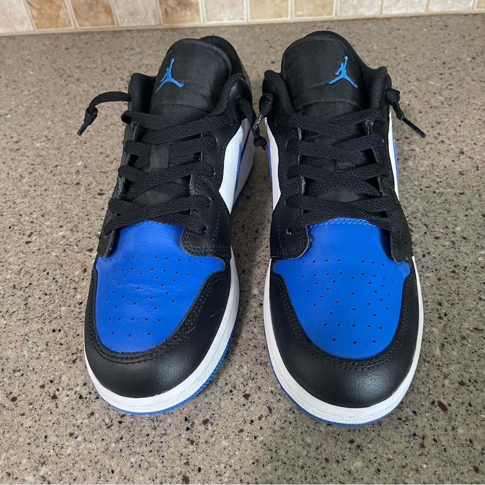 NWOB Nike Air Jordan 1 Low Royal Toe Boys Size 7Y (Women’s 8.5) 553560-140 - Picture 2 of 9